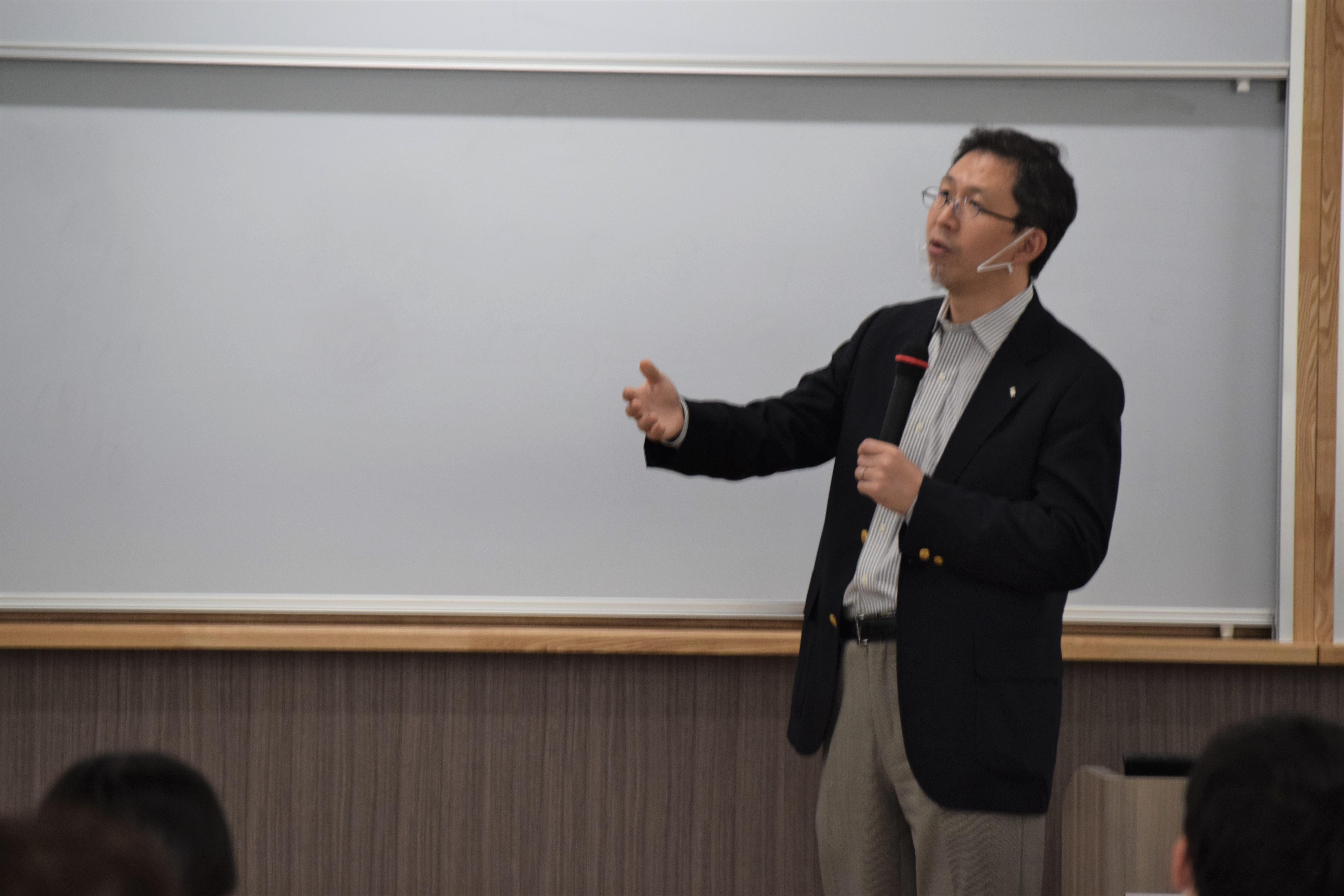 ②講演を行う森藤俊和氏.jpg